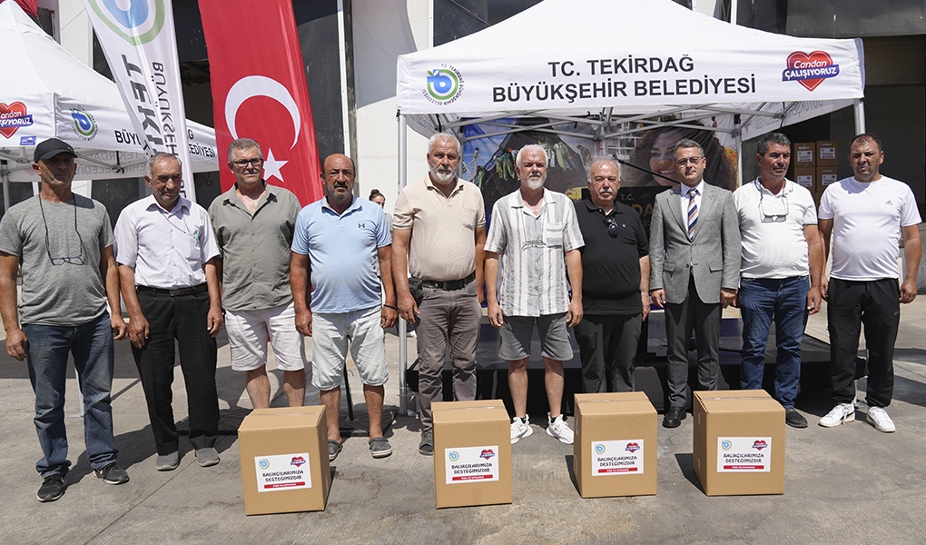 BÜYÜKŞEHİR'DEN BALIKÇILARA TEKNE BAKIM MALZEMESİ VE KIYAFET DESTEĞİ