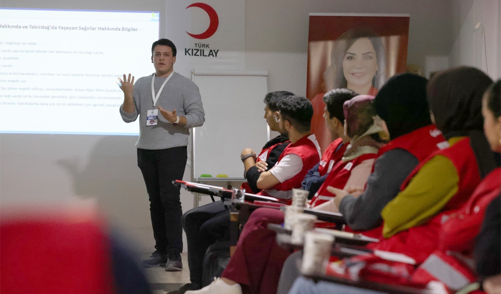 BÜYÜKŞEHİR'DEN KIZILAY GÖNÜLLÜLERİNE İŞARET DİLİ EĞİTİMİ