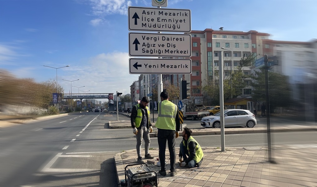 TRAFİK HİZMETLERİ EKİPLERİ ŞEHRİN DÖRT BİR YANINDA  TRAFİK GÜVENLİĞİ İÇİN ÇALIŞIYOR