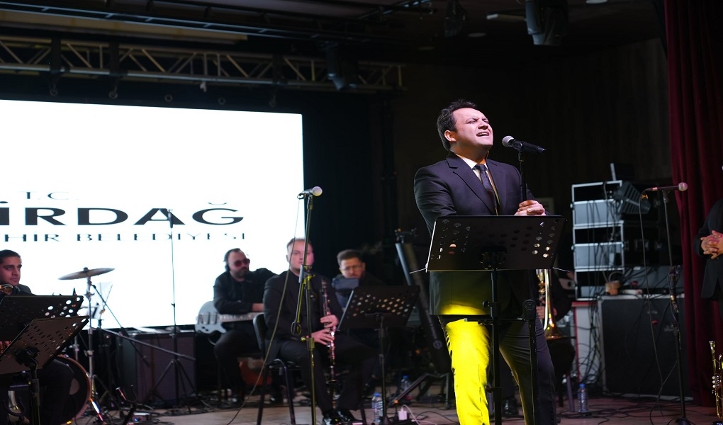 KAPAKLI'DA NEŞET ERTAŞ TÜRKÜLERİYLE UNUTULMAZ GECE
